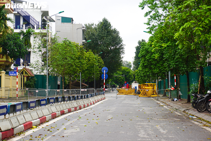 Cận cảnh khu vực phong tỏa, chuẩn bị phá dỡ công trình 8B Lê Trực giai đoạn 2 - 7