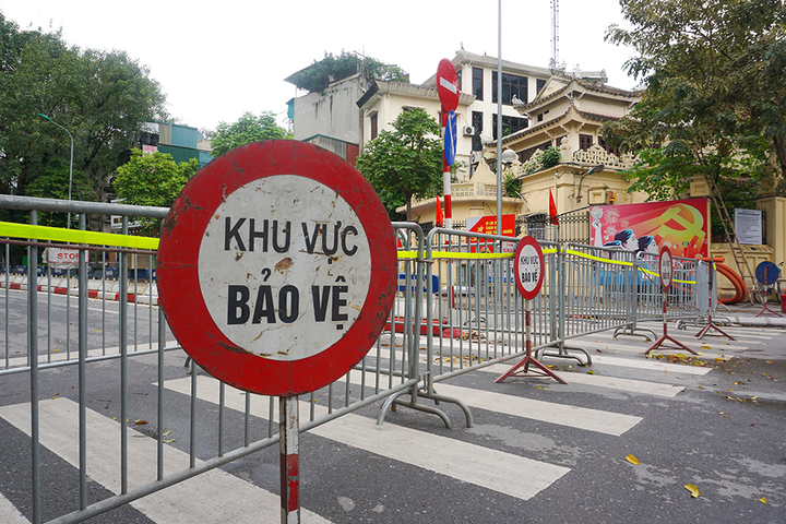 Cận cảnh khu vực phong tỏa, chuẩn bị phá dỡ công trình 8B Lê Trực giai đoạn 2 - 4