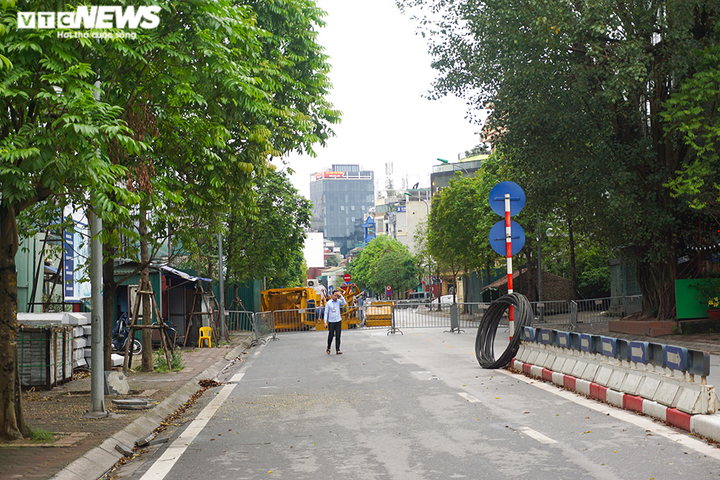 Cận cảnh khu vực phong tỏa, chuẩn bị phá dỡ công trình 8B Lê Trực giai đoạn 2 - 5