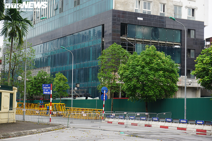 Cận cảnh khu vực phong tỏa, chuẩn bị phá dỡ công trình 8B Lê Trực giai đoạn 2 - 10
