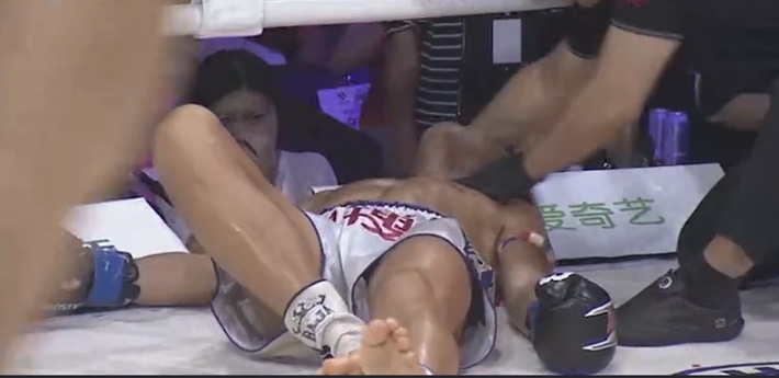 Bị đá hạ bộ, võ sĩ Trung Quốc cay cú đấm đối thủ nằm co giật - 2