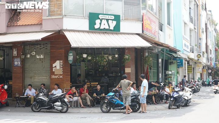 Quán cà phê, tiệm cắt tóc tại TP.HCM đông khách ngày đầu hết cách ly - 6