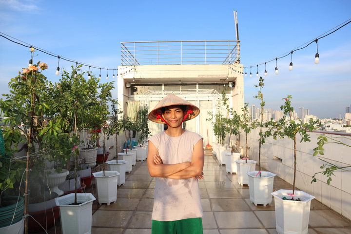 Nghỉ tránh dịch COVID-19, Phan Hiển bỏ trăm triệu đồng trồng vườn hồng tặng vợ - 1