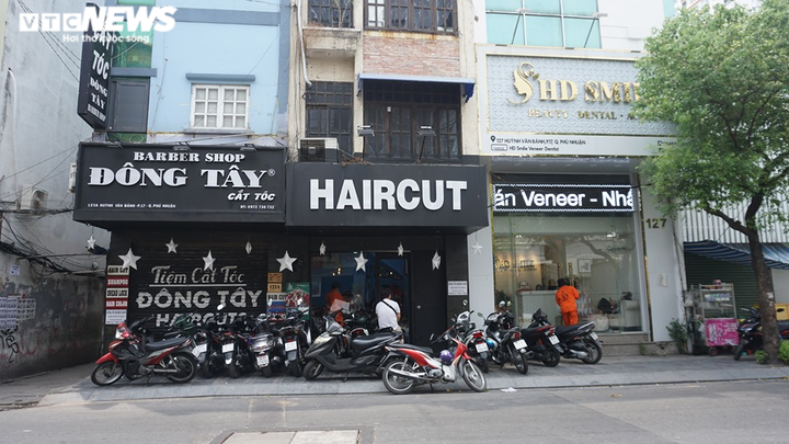 Quán cà phê, tiệm cắt tóc tại TP.HCM đông khách ngày đầu hết cách ly - 8