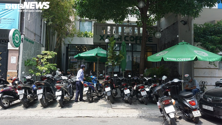 Quán cà phê, tiệm cắt tóc tại TP.HCM đông khách ngày đầu hết cách ly - 1