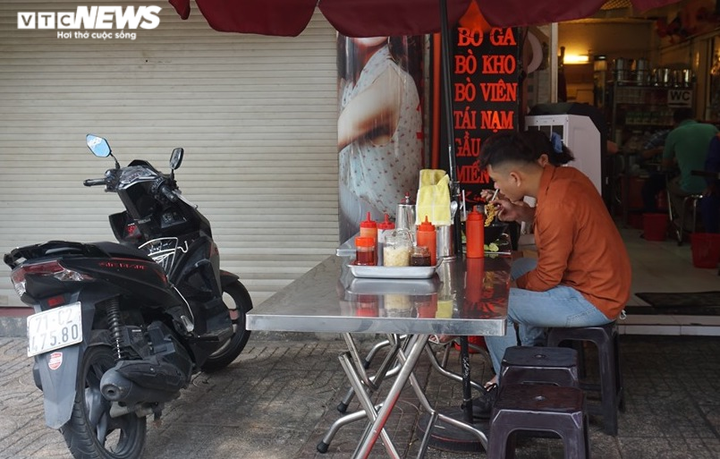 Quán cà phê, tiệm cắt tóc tại TP.HCM đông khách ngày đầu hết cách ly - 5
