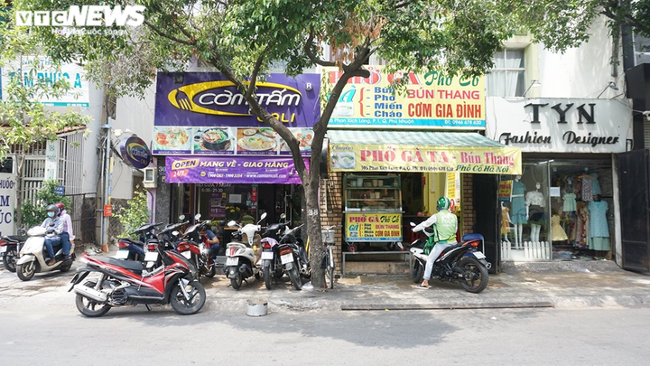 Quán cà phê, tiệm cắt tóc tại TP.HCM đông khách ngày đầu hết cách ly - 4