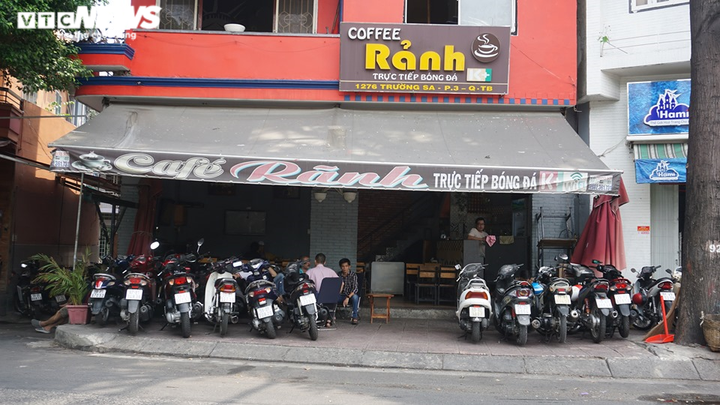 Quán cà phê, tiệm cắt tóc tại TP.HCM đông khách ngày đầu hết cách ly - 2