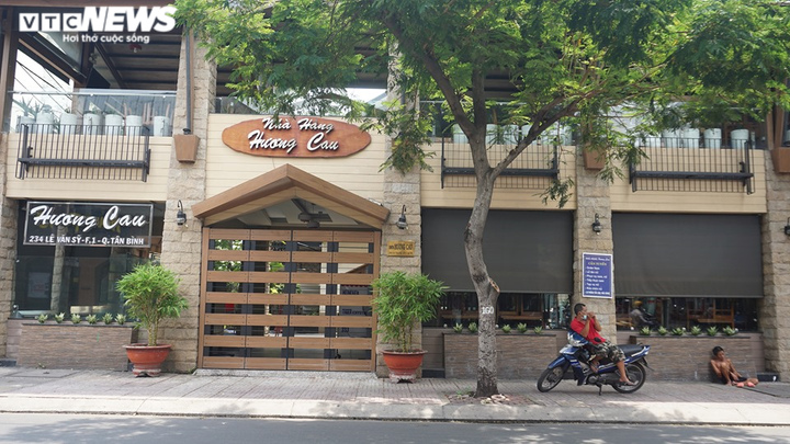 Quán cà phê, tiệm cắt tóc tại TP.HCM đông khách ngày đầu hết cách ly - 10