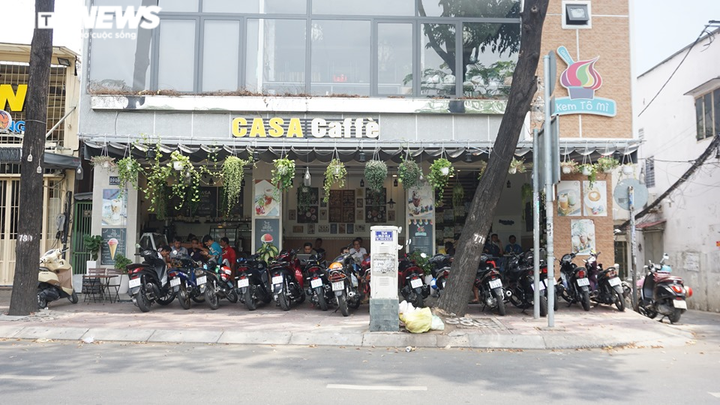Quán cà phê, tiệm cắt tóc tại TP.HCM đông khách ngày đầu hết cách ly - 7