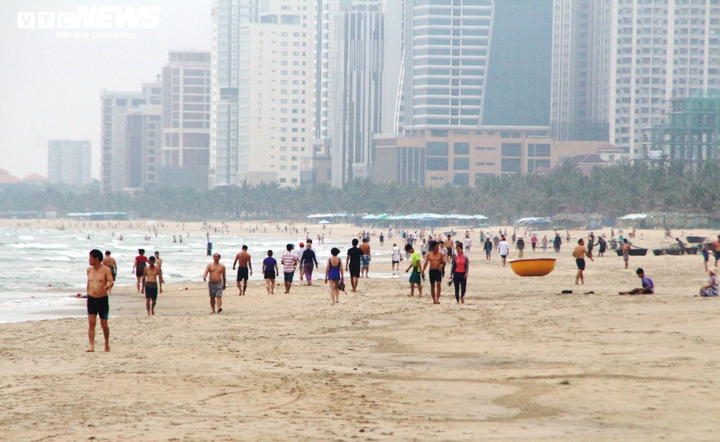 Ngày đầu hết cách ly, người Đà Nẵng đổ ra biển nô đùa với sóng - 1
