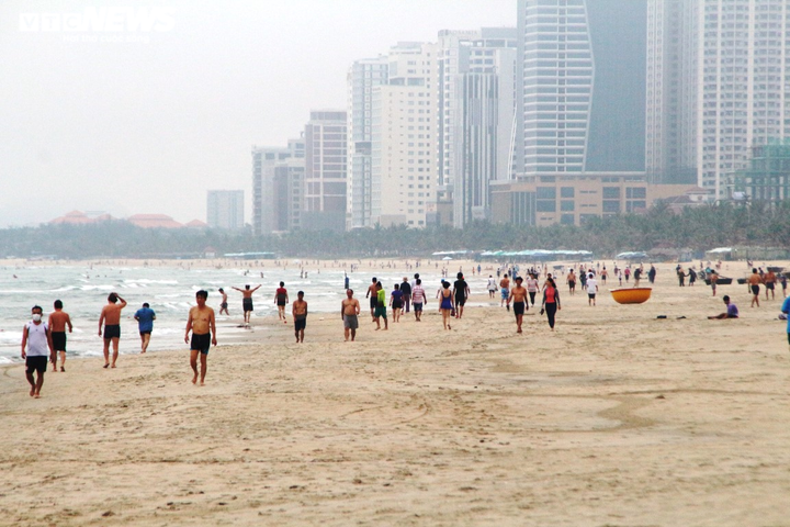 Ngày đầu hết cách ly, người Đà Nẵng đổ ra biển nô đùa với sóng - 3