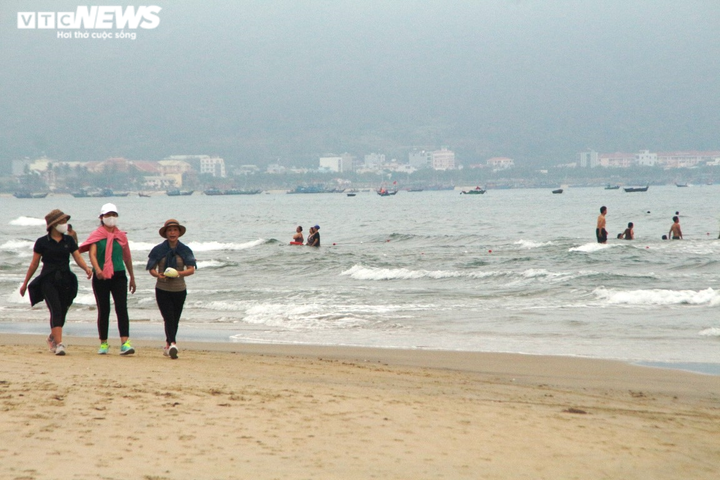 Ngày đầu hết cách ly, người Đà Nẵng đổ ra biển nô đùa với sóng - 2