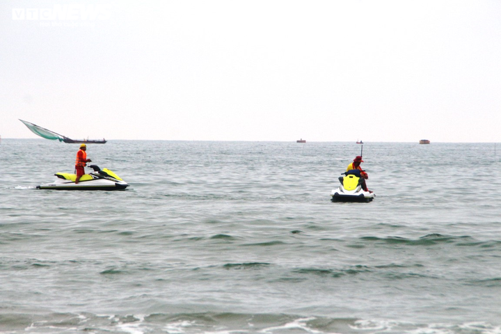 Ngày đầu hết cách ly, người Đà Nẵng đổ ra biển nô đùa với sóng - 10