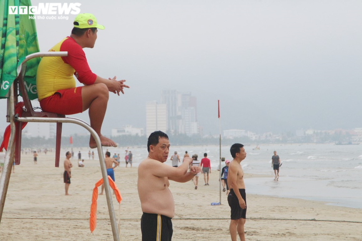 Ngày đầu hết cách ly, người Đà Nẵng đổ ra biển nô đùa với sóng - 9