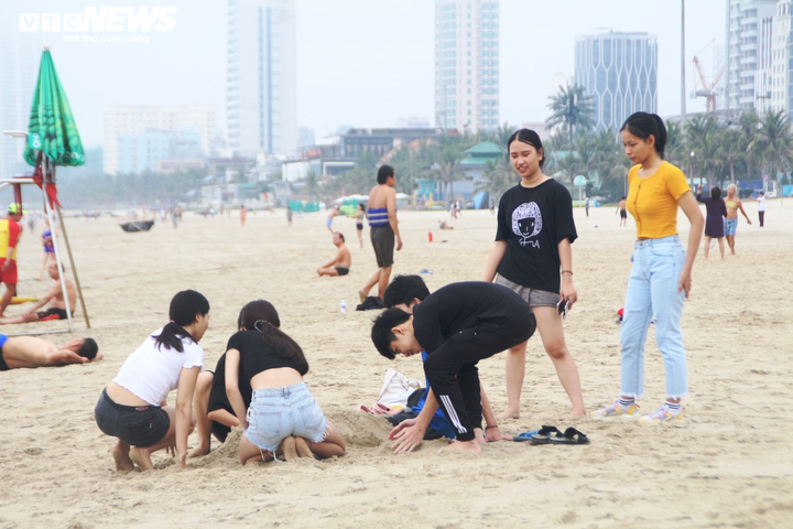 Ngày đầu hết cách ly, người Đà Nẵng đổ ra biển nô đùa với sóng - 4
