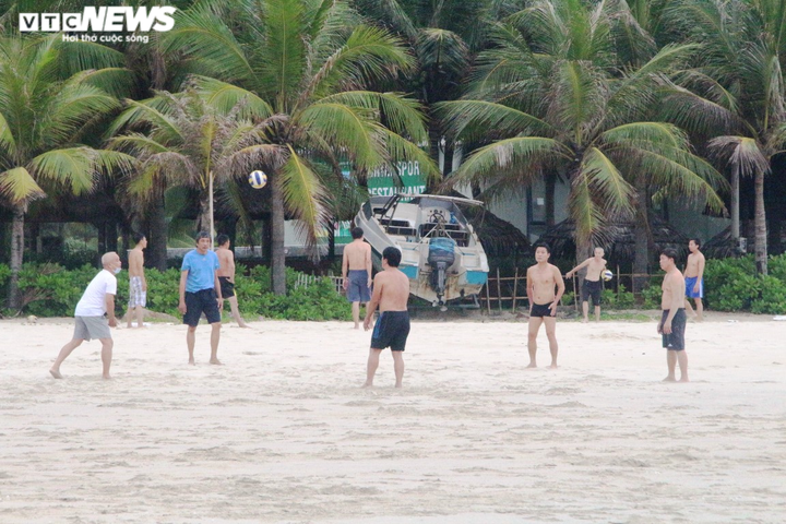 Ngày đầu hết cách ly, người Đà Nẵng đổ ra biển nô đùa với sóng - 7