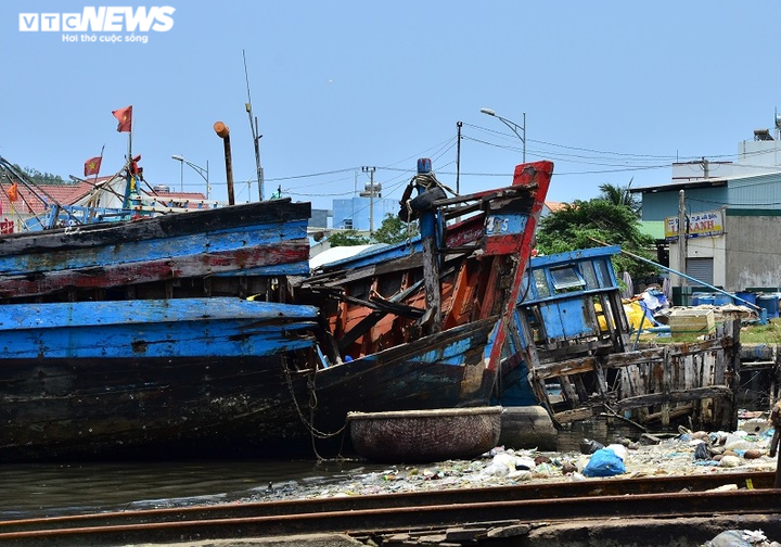 Cận cảnh ‘nghĩa địa’ tàu cá ở Sa Huỳnh - 2