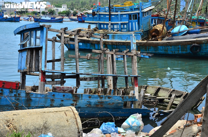 Cận cảnh ‘nghĩa địa’ tàu cá ở Sa Huỳnh - 5