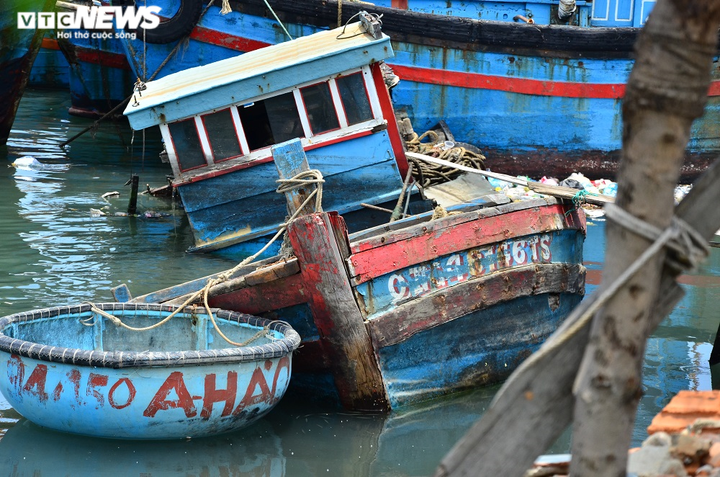 Cận cảnh ‘nghĩa địa’ tàu cá ở Sa Huỳnh - 8
