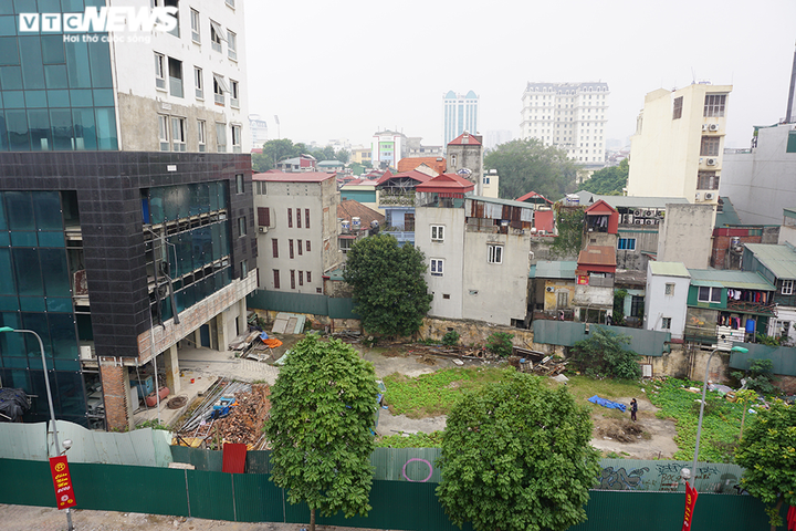 Cận cảnh khu vực phong tỏa, chuẩn bị phá dỡ công trình 8B Lê Trực giai đoạn 2 - 11