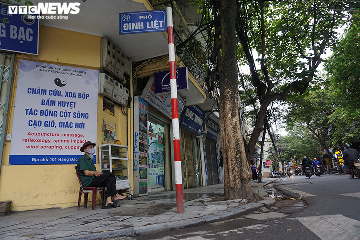 Ngày đầu dừng cách ly xã hội, hàng quán phố cổ Hà Nội vẫn im lìm - 7