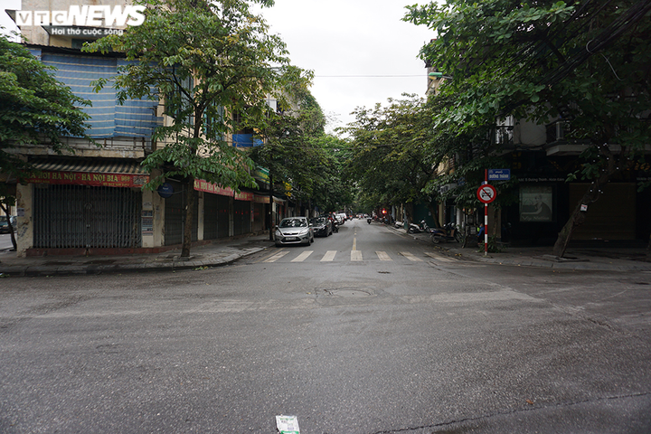 Ngày đầu dừng cách ly xã hội, hàng quán phố cổ Hà Nội vẫn im lìm - 8