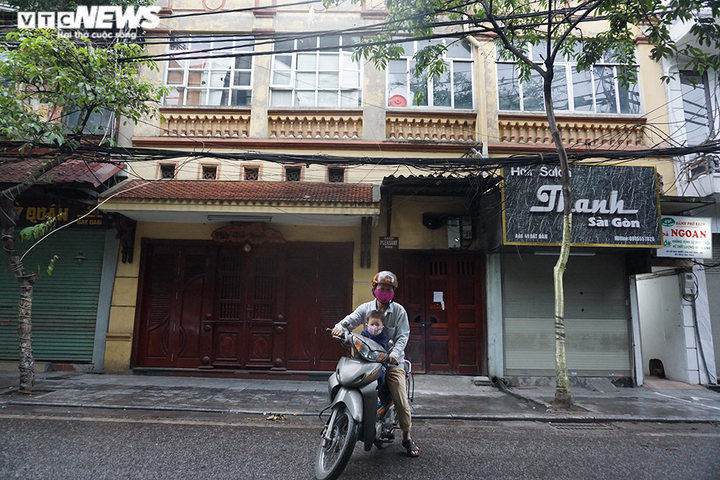 Ngày đầu dừng cách ly xã hội, hàng quán phố cổ Hà Nội vẫn im lìm - 5