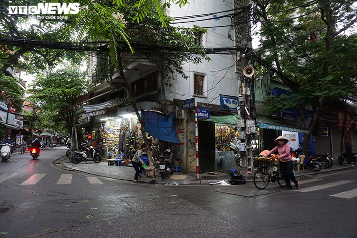 Ngày đầu dừng cách ly xã hội, hàng quán phố cổ Hà Nội vẫn im lìm - 9