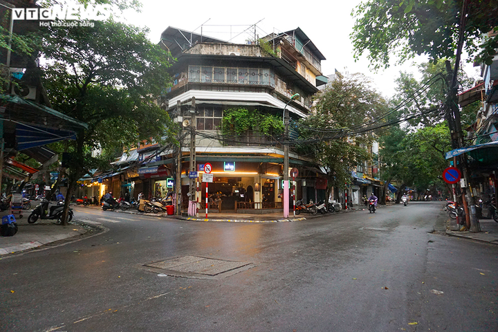Ngày đầu dừng cách ly xã hội, hàng quán phố cổ Hà Nội vẫn im lìm - 10