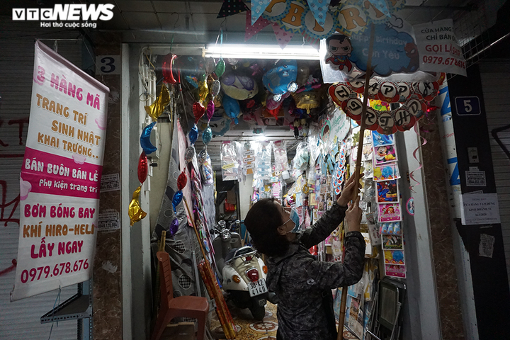 Ngày đầu dừng cách ly xã hội, hàng quán phố cổ Hà Nội vẫn im lìm - 11