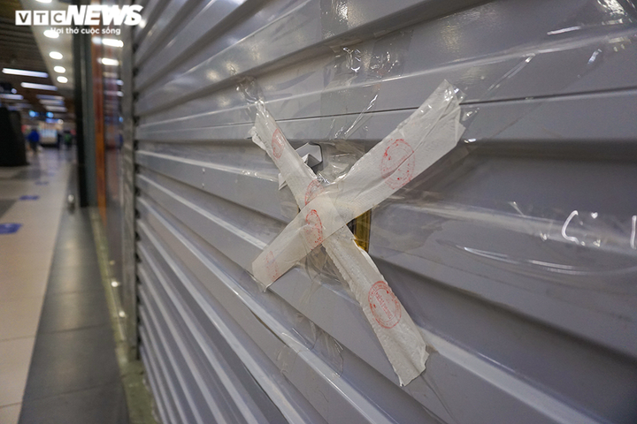 Ngày đầu hết cách ly, các cửa hàng trong trung tâm thương mại vắng ngắt - 5