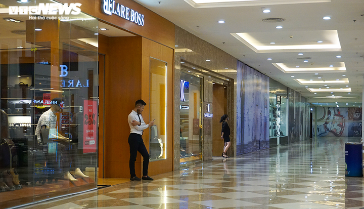 Ngày đầu hết cách ly, các cửa hàng trong trung tâm thương mại vắng ngắt - 7