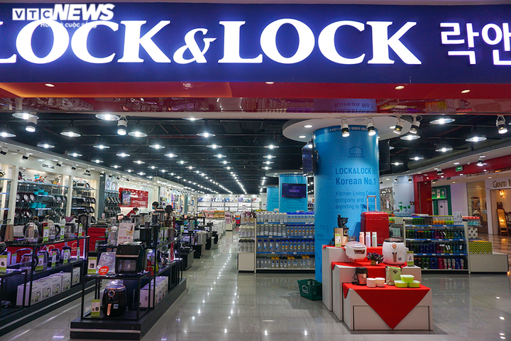 Ngày đầu hết cách ly, các cửa hàng trong trung tâm thương mại vắng ngắt - 10