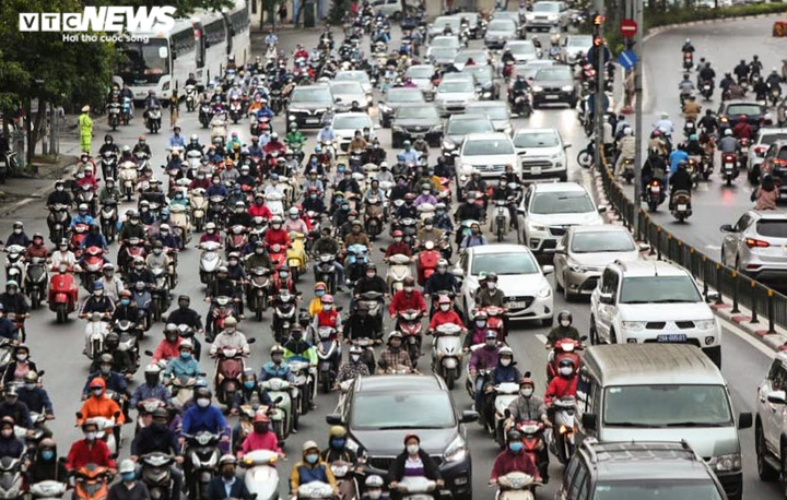 Đường phố Thủ đô đông như mắc cửi trong ngày đầu nới lỏng cách ly xã hội - 4
