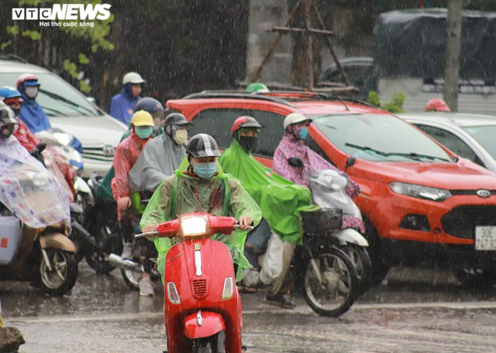 Đường phố Thủ đô đông như mắc cửi trong ngày đầu nới lỏng cách ly xã hội - 5