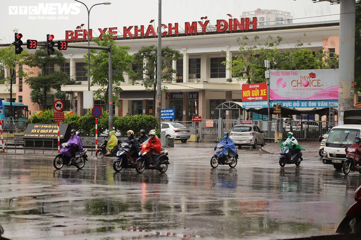 Đường phố Thủ đô đông như mắc cửi trong ngày đầu nới lỏng cách ly xã hội - 8