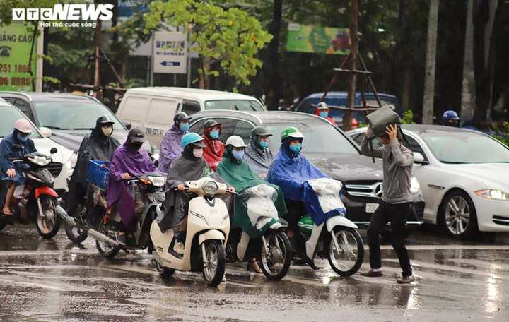 Đường phố Thủ đô đông như mắc cửi trong ngày đầu nới lỏng cách ly xã hội - 6