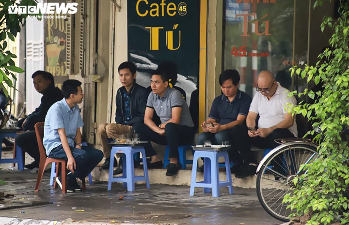 Đường phố Thủ đô đông như mắc cửi trong ngày đầu nới lỏng cách ly xã hội - 9