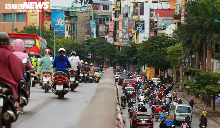 Đường phố Thủ đô đông như mắc cửi trong ngày đầu nới lỏng cách ly xã hội - 3