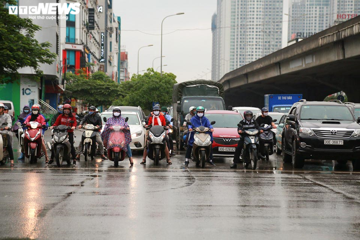 Đường phố Thủ đô đông như mắc cửi trong ngày đầu nới lỏng cách ly xã hội - 7