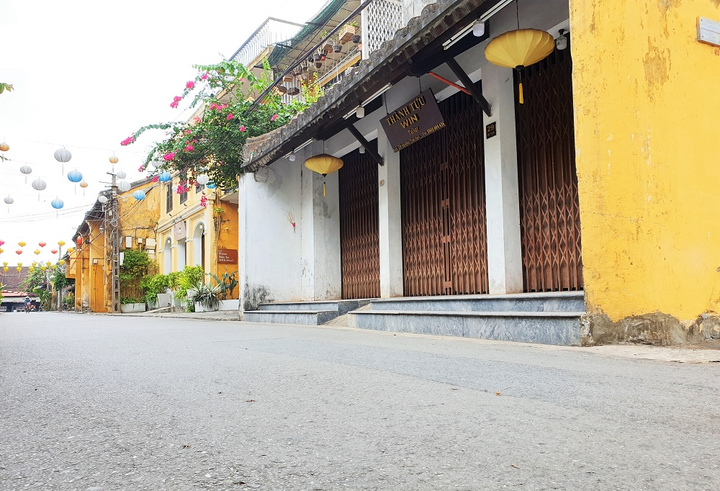 Nhà hàng, quán cà phê ở phố cổ Hội An đóng cửa im lìm trong ngày đầu hết cách ly - 9