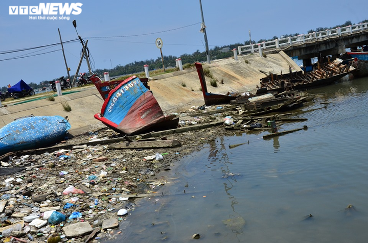 Cận cảnh ‘nghĩa địa’ tàu cá ở Sa Huỳnh - 10