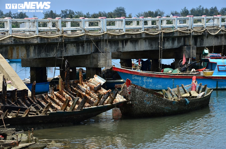 Cận cảnh ‘nghĩa địa’ tàu cá ở Sa Huỳnh - 4