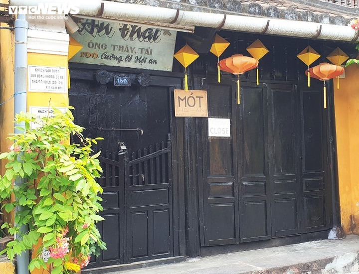 Nhà hàng, quán cà phê ở phố cổ Hội An đóng cửa im lìm trong ngày đầu hết cách ly - 7