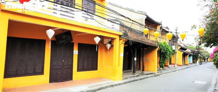 Nhà hàng, quán cà phê ở phố cổ Hội An đóng cửa im lìm trong ngày đầu hết cách ly - 5