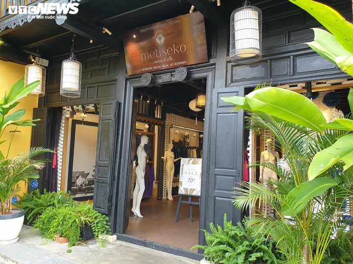 Nhà hàng, quán cà phê ở phố cổ Hội An đóng cửa im lìm trong ngày đầu hết cách ly - 11