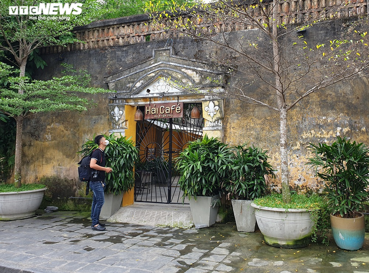 Nhà hàng, quán cà phê ở phố cổ Hội An đóng cửa im lìm trong ngày đầu hết cách ly - 3