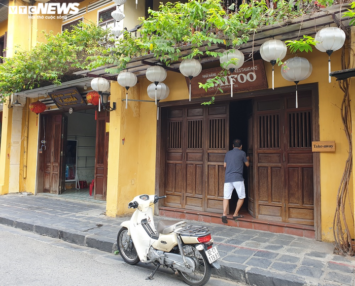 Nhà hàng, quán cà phê ở phố cổ Hội An đóng cửa im lìm trong ngày đầu hết cách ly - 4