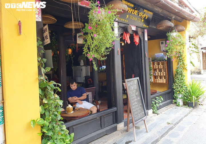 Nhà hàng, quán cà phê ở phố cổ Hội An đóng cửa im lìm trong ngày đầu hết cách ly - 10